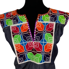 Cargar imagen en el visor de la galería, Blusa de mezclilla con bordado chenteño de punto de cruz