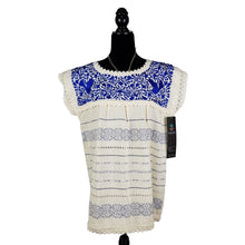 Cargar imagen en el visor de la galería, Blusa extra grande hecha en telar de pedal, bordada con palomas y flores y acabado de encaje