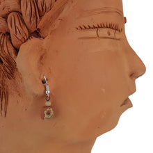 Cargar imagen en el visor de la galería, Aretes miniatura decorado con flores de barro rojo y blanco