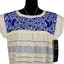 Cargar imagen en el visor de la galería, Blusa extra grande hecha en telar de pedal, bordada con palomas y flores y acabado de encaje