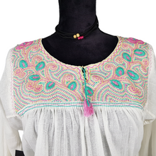 Cargar imagen en el visor de la galería, Blusa Aguacatenango con bordado de nudito, hecha en Chiapas