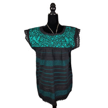 Cargar imagen en el visor de la galería, Blusa extra grande hecha en telar de pedal, bordada con palomas y flores y acabado de encaje