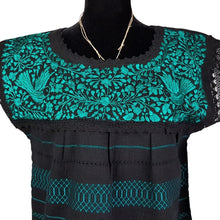 Cargar imagen en el visor de la galería, Blusa extra grande hecha en telar de pedal, bordada con palomas y flores y acabado de encaje