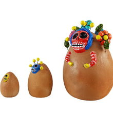 Cargar imagen en el visor de la galería, Muñeca matruska mexicana de tres piezas elaborada en barro policromado frío