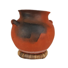 Cargar imagen en el visor de la galería, Olla de barro rojo con acabado liso de alfarería prehispánica