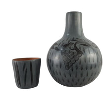 Cargar imagen en el visor de la galería, Botellón para agua mediano de barro bruñido decorado con flores y pájaros