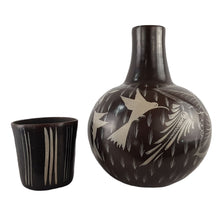 Cargar imagen en el visor de la galería, Botellón para agua mediano de barro bruñido decorado con flores y pájaros