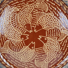 Cargar imagen en el visor de la galería, Plato de barro decorado con peces