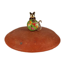 Cargar imagen en el visor de la galería, Anillo ajustable de piedra y tumbaga con forma de animalito decorado con laca perfilada