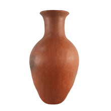 Cargar imagen en el visor de la galería, Florero Mixe de cuello largo elaborado con técnica prehíspanica