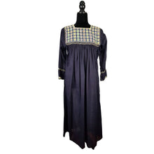Cargar imagen en el visor de la galería, Vestido fresco de manta ligera, decorado al pecho con textil de San Andrés Larrainzar y manga 3/4