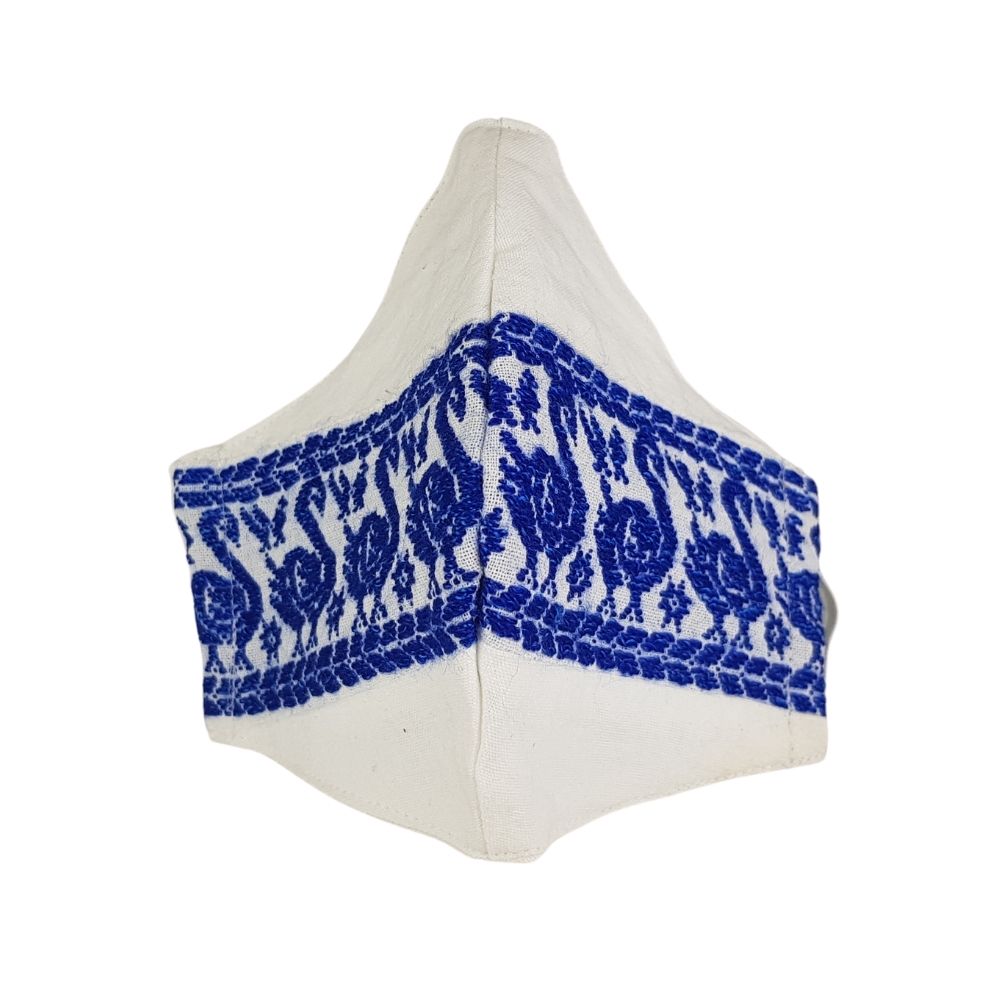 Cubrebocas manta con bordado de hilván tradicional de Puebla