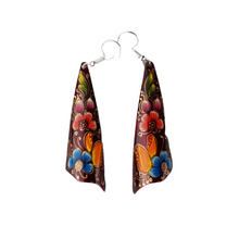 Cargar imagen en el visor de la galería, Arete enroscado hecho de cobre y decorado con laca perfilada de Michoacán