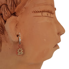 Cargar imagen en el visor de la galería, Aretes miniatura decorado con flores de barro rojo y blanco