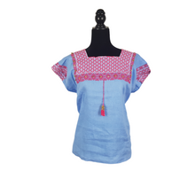 Cargar imagen en el visor de la galería, Blusa de lino con bordados Tzotziles, adornada con perlas de ambar, de Santa Martha, Chiapas. Color azul con detalles rosas. Hecha por Oliverio Gómez.