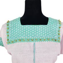 Cargar imagen en el visor de la galería, Blusa de lino con bordados Tzotziles, adornada con perlas de ambar, de Santa Martha, Chiapas. Color blanca con detalles en azul agua. Hecha por Oliverio Gómez.