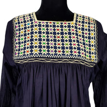 Cargar imagen en el visor de la galería, Vestido fresco de manta ligera, decorado al pecho con textil de San Andrés Larrainzar y manga 3/4