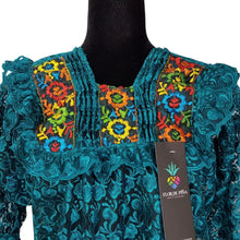 Cargar imagen en el visor de la galería, Blusa Quialana mediana a grande de encaje guipiur y bordado en cuello