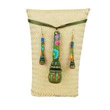 Cargar imagen en el visor de la galería, Juego de joyería de molinillo, dije y aretes de madera tallados y decorados a mano