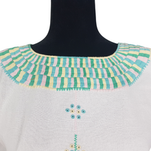 Cargar imagen en el visor de la galería, Blusa bordada Tzotzil Maya tradicional de Santa Martha Chiapas blanca con detalles de colores en cuello y mangas