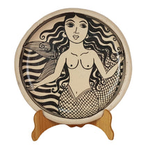 Cargar imagen en el visor de la galería, Plato decorado con mujeres y sirenas hecho Tzintzuntzan, barro rojo con engobe blanco