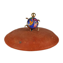 Cargar imagen en el visor de la galería, Anillo ajustable de piedra y tumbaga con forma de animalito decorado con laca perfilada