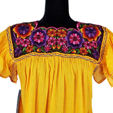 Cargar imagen en el visor de la galería, Vestido fresco de manta ligera, decorado al pecho con giraroles y manga de olan
