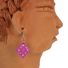 Cargar imagen en el visor de la galería, Arete chico elaborado con jícara de árbol decorado a mano