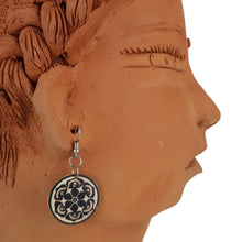 Cargar imagen en el visor de la galería, Arete chico elaborado con jícara de árbol decorado a mano