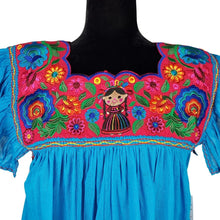 Cargar imagen en el visor de la galería, Vestido fresco de manta ligera, decorado al pecho con giraroles y manga de olan