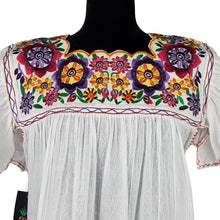 Cargar imagen en el visor de la galería, Vestido fresco de manta ligera, decorado al pecho con giraroles y manga de olan