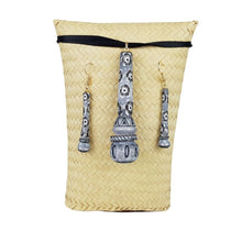 Cargar imagen en el visor de la galería, Juego de joyería de molinillo, dije y aretes de madera tallados y decorados a mano