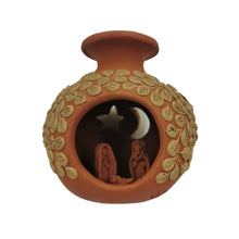 Cargar imagen en el visor de la galería, Misterio miniatura con barro bordado, elaborado con barro rojo y barro blanco