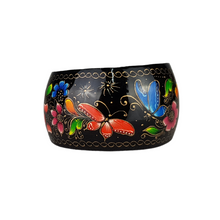 Cargar imagen en el visor de la galería, Brazalete de jícara decorado con laca perfilada con mariposas y flores
