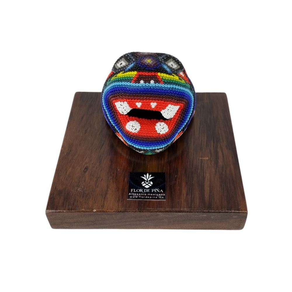 Reconocimiento con artesanía mexicana. Cabeza de jaguar wixárika en trofeo con base de madera y placa metálica personalizada