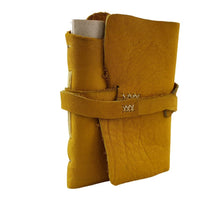 Cargar imagen en el visor de la galería, Libreta con hojas de papel reciclado y forro de piel costurada a mano