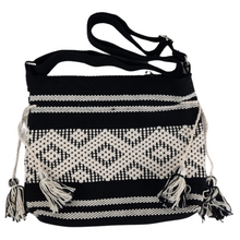 Cargar imagen en el visor de la galería, Bolsa de asa tejida en telar de cintura negra con blanco