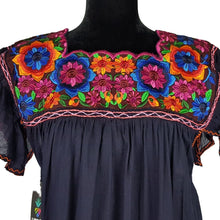 Cargar imagen en el visor de la galería, Vestido fresco de manta ligera, decorado al pecho con giraroles y manga de olan