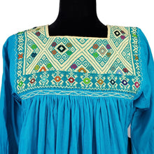 Cargar imagen en el visor de la galería, Vestido fresco de manta ligera, decorado al pecho con textil de San Andrés Larrainzar y manga 3/4