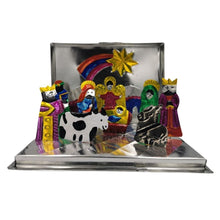 Cargar imagen en el visor de la galería, Nacimiento de hojalata con piezas plegables en libro