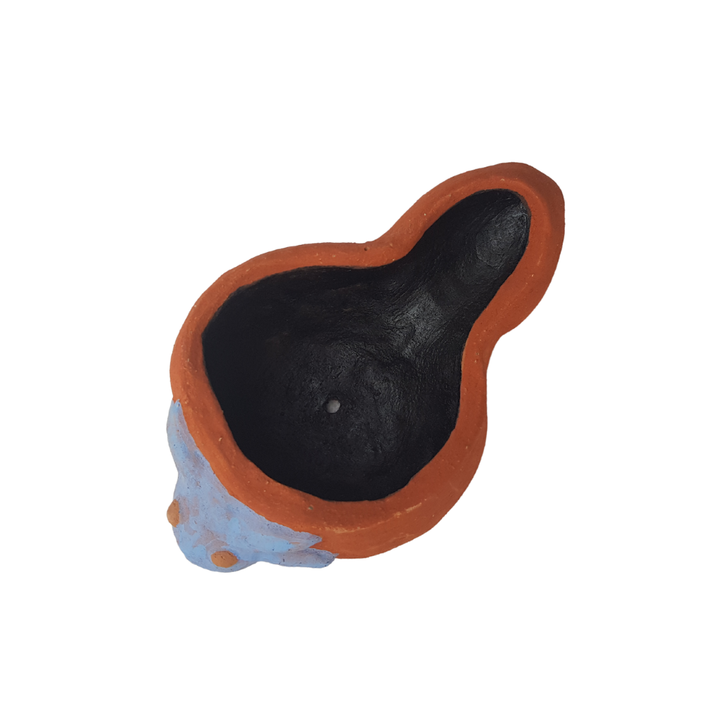 Maceta de barro en forma de ajolote pintada con engobes naturales