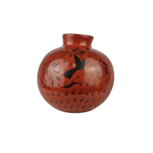 Cargar imagen en el visor de la galería, Florero grande de barro bruñido decorado con flores y pájaros