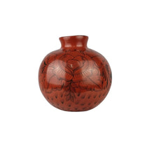 Cargar imagen en el visor de la galería, Florero grande de barro bruñido decorado con flores y pájaros