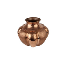 Cargar imagen en el visor de la galería, Florero de cobre con jagos martillado a mano