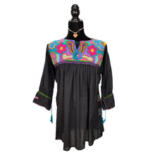 Cargar imagen en el visor de la galería, Blusa Aguacatenango con bordado de nudito, hecha en Chiapas