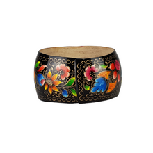 Cargar imagen en el visor de la galería, Brazalete de jícara decorado con laca perfilada con mariposas y flores
