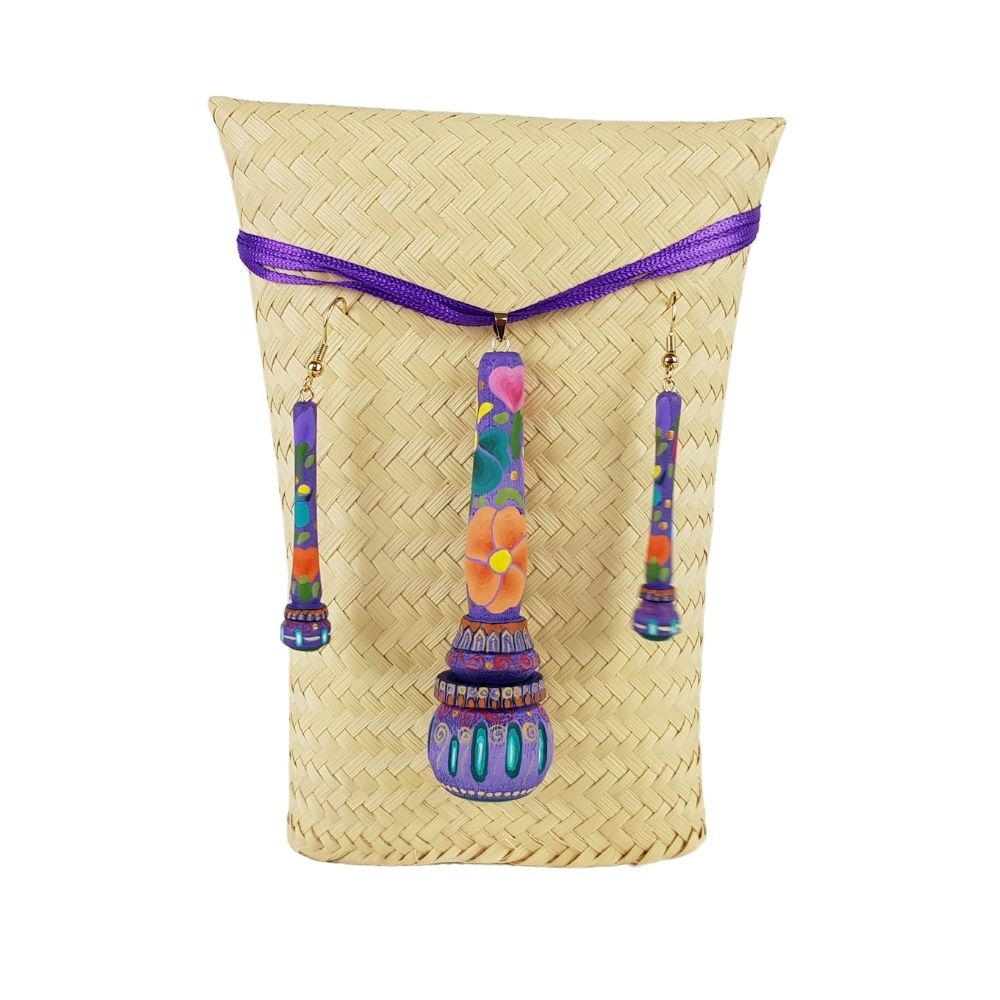 Juego de joyería de molinillo, dije y aretes de madera tallados y decorados a mano