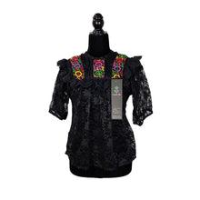 Cargar imagen en el visor de la galería, Blusa Quialana chica y mediana de encaje con bordado en cuello