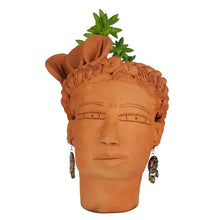 Cargar imagen en el visor de la galería, Arete de jícara decorado con laca perfilada con mariposas y flores