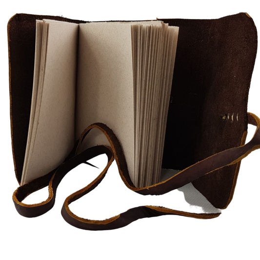 Libreta con hojas de papel reciclado y forro de piel costurada a mano